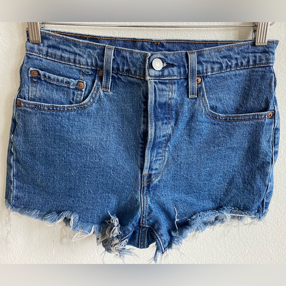 Levi 501 women’s medium wash button up high waisted shorts